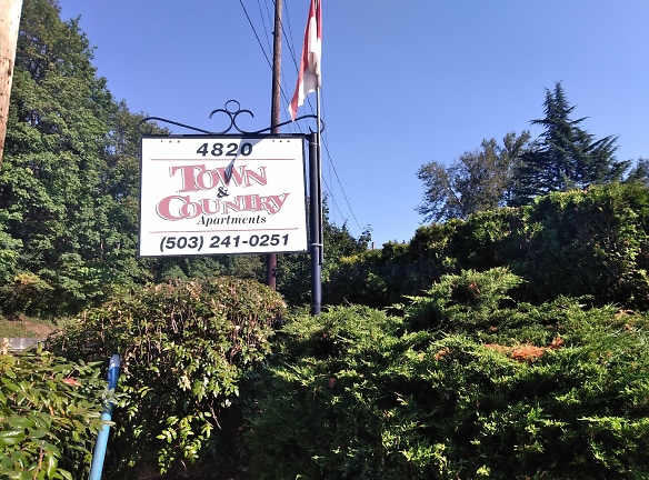 Town And Country Apartments - Portland, OR