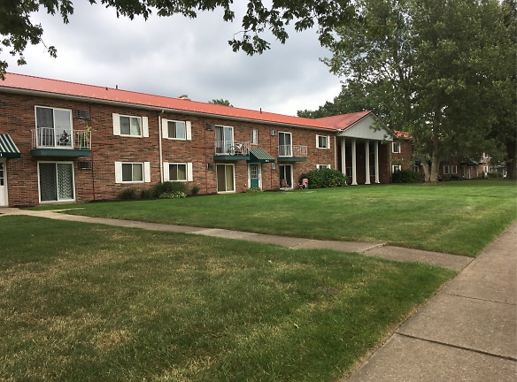 Tropical Village Apartments - Painesville, OH