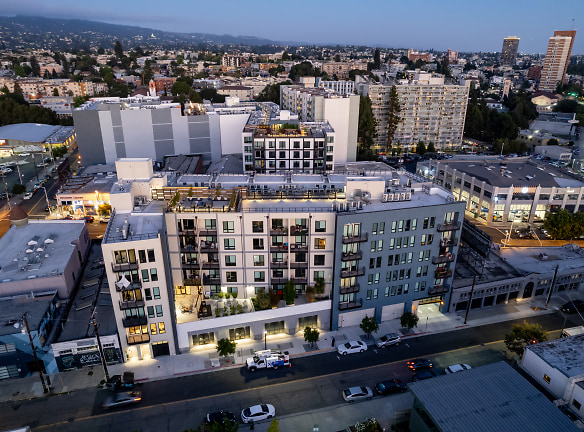 Broadstone Axis Apartments - Oakland, CA
