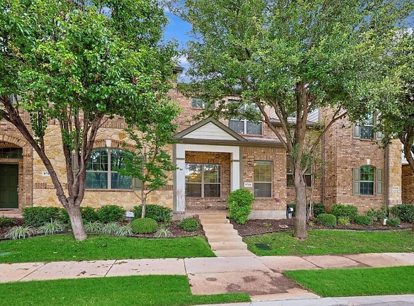 8744 Iron Horse Dr - Irving, TX