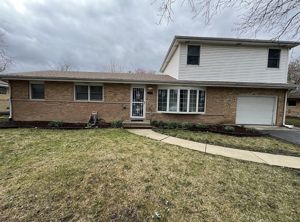 436 Springhill Dr - Roselle, IL
