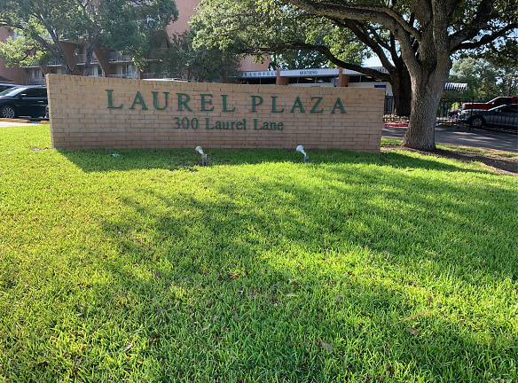 Laurel Plaza Apartments - New Braunfels, TX