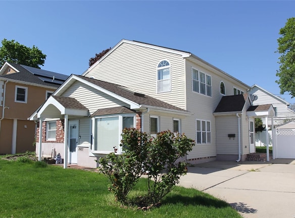 2497 Cypress Ave - East Meadow, NY