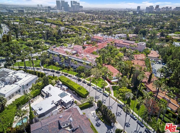910 N Crescent Dr - Beverly Hills, CA