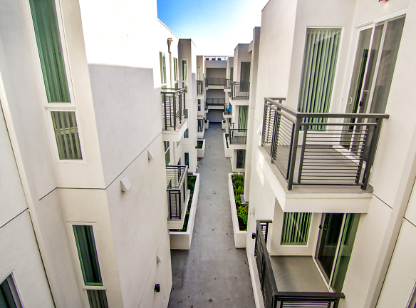 Lido Apartments At 4847 Oakwood - Los Angeles, CA