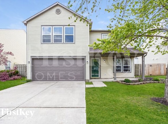 10023 Sapphire Berry Ln - Fishers, IN
