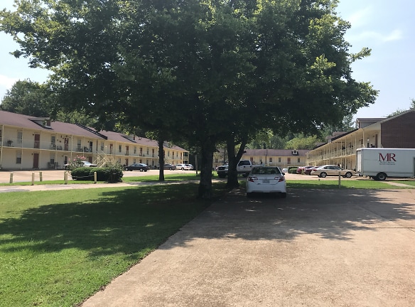 Oakwood Village Apartments - Tupelo, MS