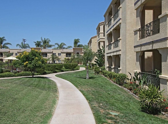 Loma Village Apartments - San Diego, CA
