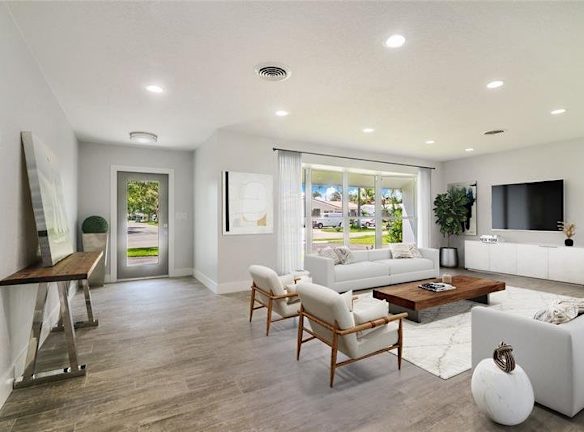 2421 NE 45th St - Lighthouse Point, FL