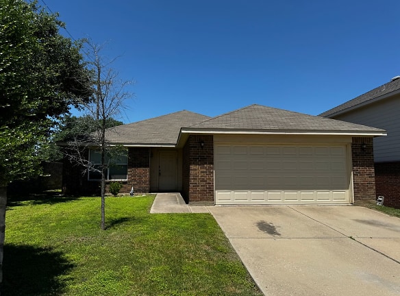 4801 Trail Hollow Dr - Fort Worth, TX