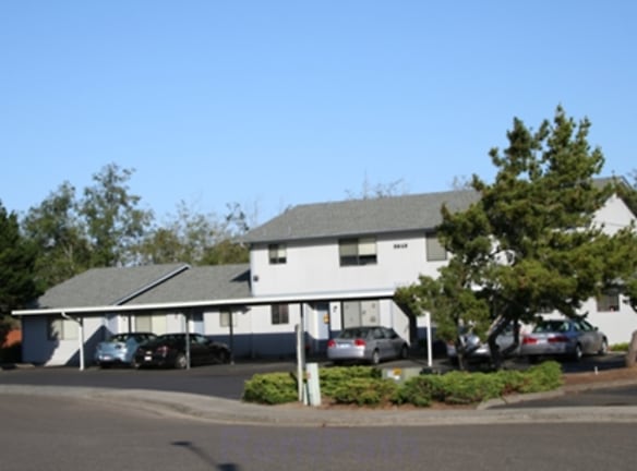 Inland Village Apartments - North Bend, OR