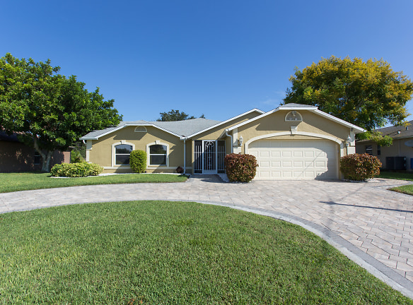 223 SW 42nd St - Cape Coral, FL