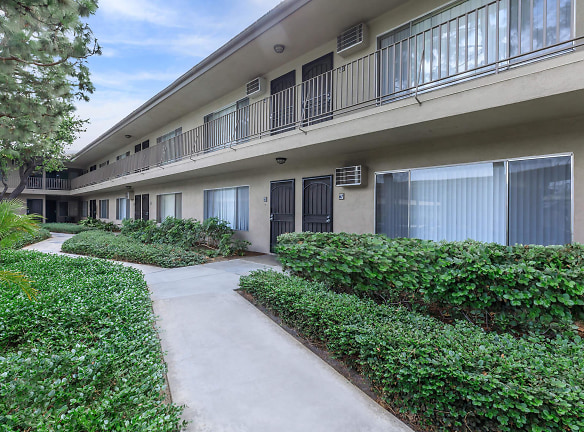 Saddleback Pines Apartment Homes - Fullerton, CA