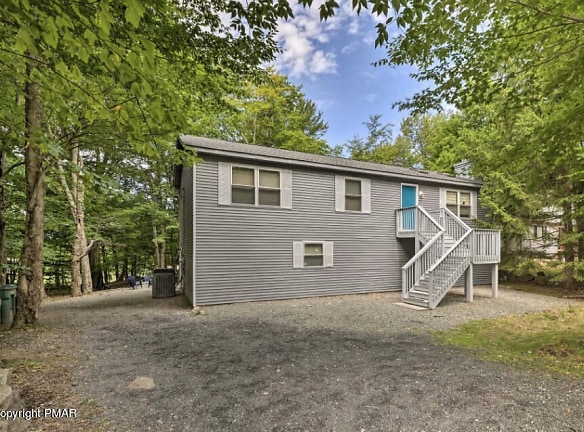 327 Country Pl Dr - Tobyhanna, PA