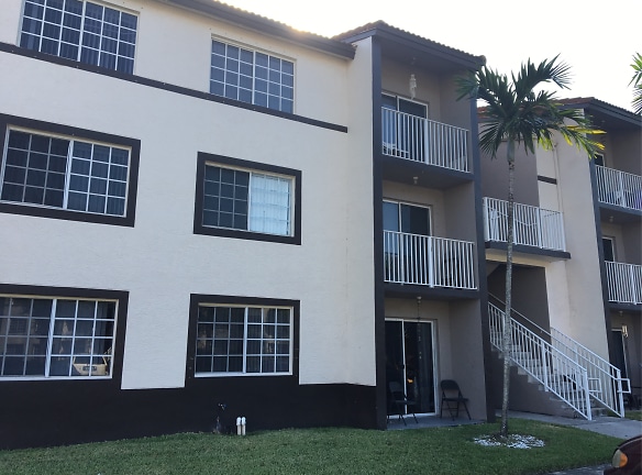 Country Club Villas II Apartments - Hialeah, FL