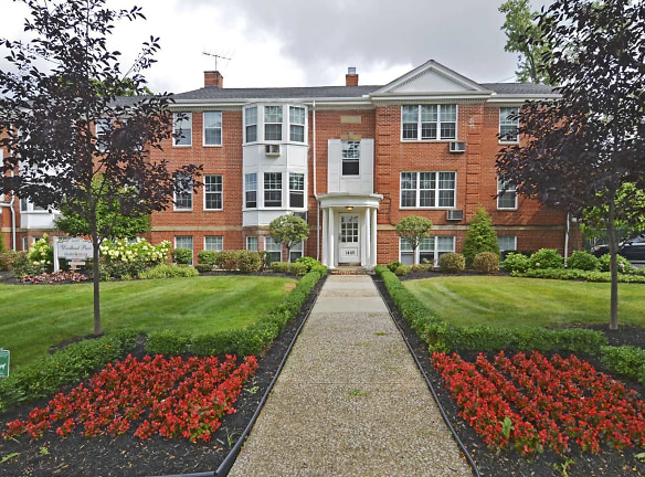 Shaker Square Apartments/The Woodlands - Cleveland, OH