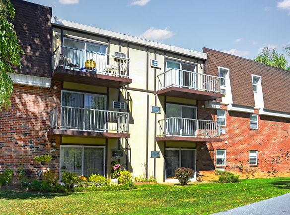 Independence Square Apartments - Whitehall, PA