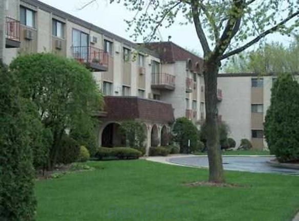 Chateau Royale Apartments - Waukegan, IL