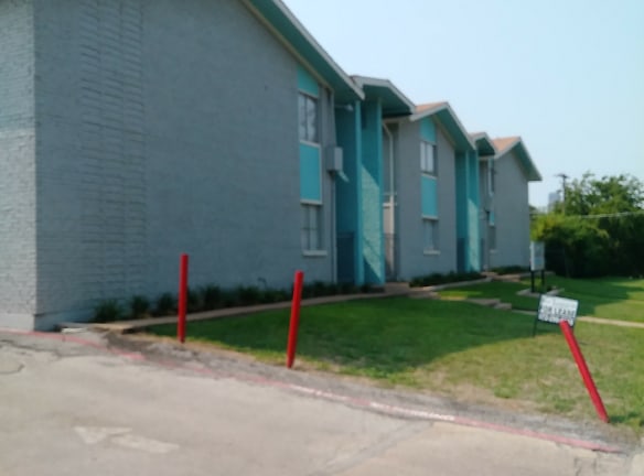 Monarch Court Apartments - Dallas, TX