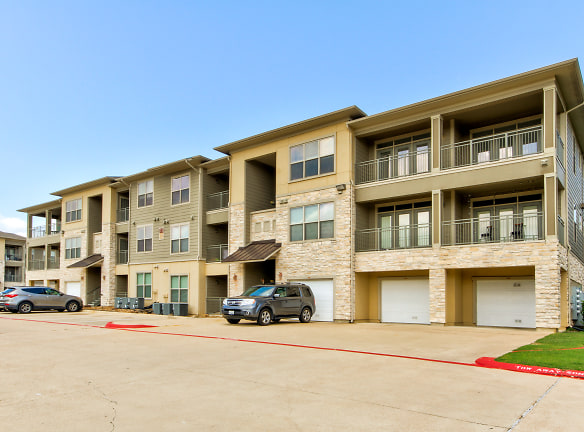 Crescent Pointe Apartments - College Station, TX
