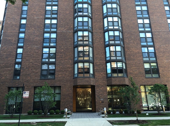 Kenmore Plaza Apartments - Chicago, IL