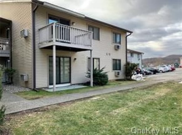 384 Concord Ln - Middletown, NY
