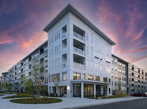 Viva Lakeshore Apartments - Bridgewater, MA