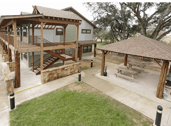 Energy Lodge - The Best Of Both Worlds! Convenience Of Hotel Living With Comforts Of Apartment Livin - Kenedy, TX