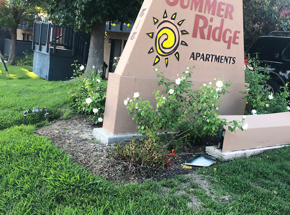 Summer Ridge Apartments - Fallbrook, CA