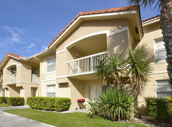 Palm Springs Apartments - Palm Springs, FL