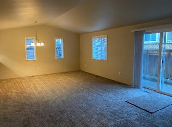2731 Crater Lake Ave unit 1-14 - Medford, OR