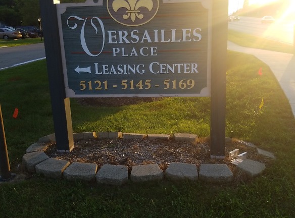 Versailles Place Apartments - Rockford, IL