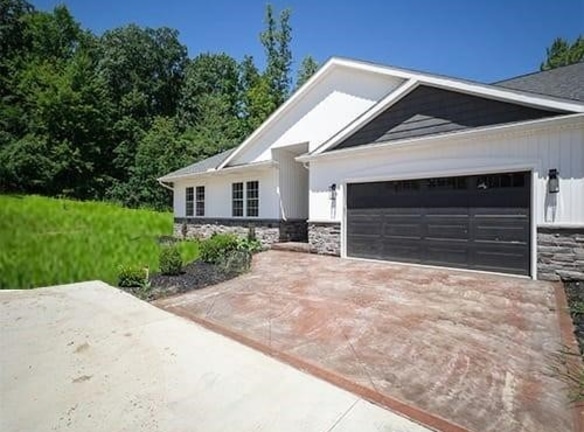 991 Pine Oaks Dr - Broadview Heights, OH