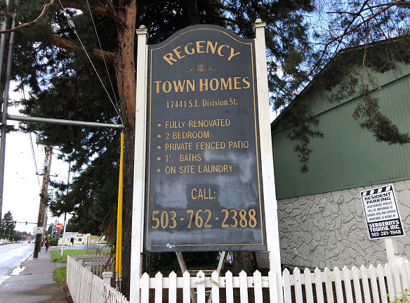 Regency Town Homes Apartments - Portland, OR