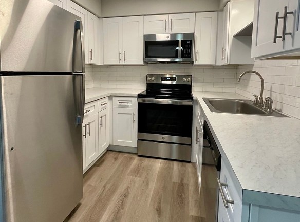 RENOVATED APARTMENT WITH IN-UNIT WASHER-DRYER & GARAGE PARKING! - Downers Grove, IL