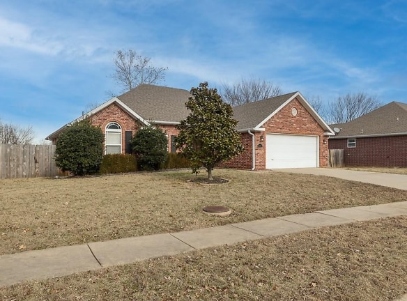 3558 W Clearwood Dr - Fayetteville, AR