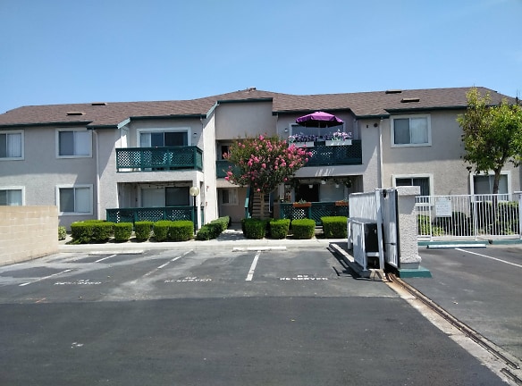 Summerhill Village Apartments - Anaheim, CA