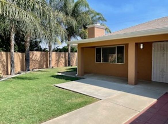 402 S Harvard St - Hemet, CA