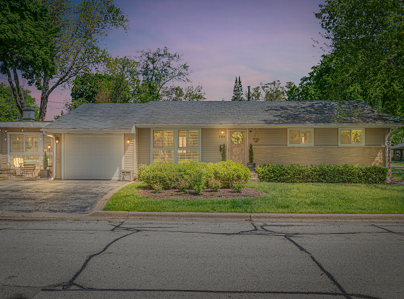 1304 Willow Ave - Libertyville, IL