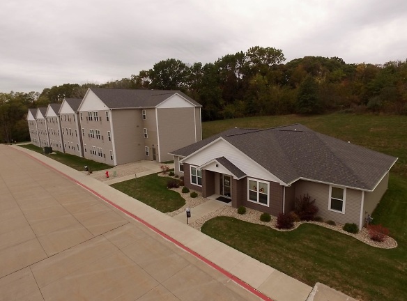 Student Housing - The Villas At Black Hawk - Moline, IL