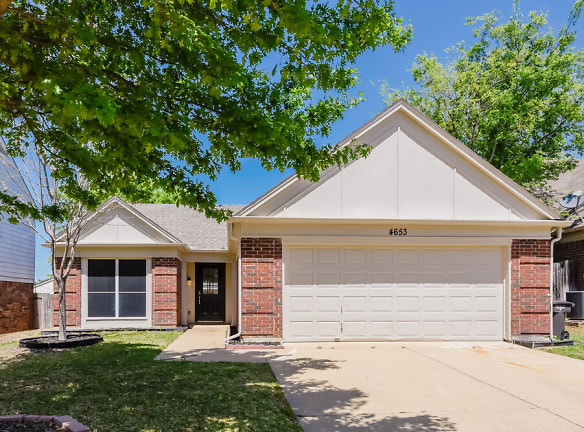 4653 Feathercrest Dr - Fort Worth, TX