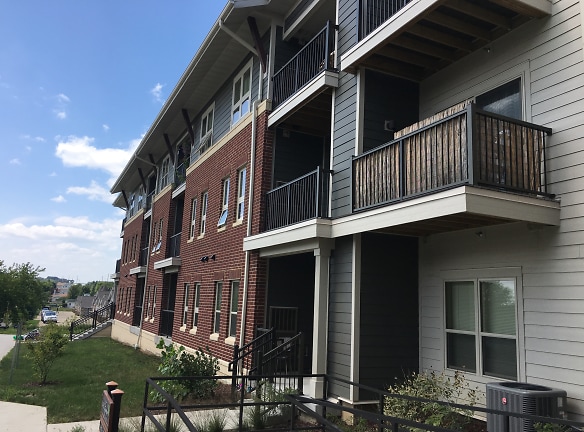 MAPLE GROVE COMMONS Apartments - Madison, WI