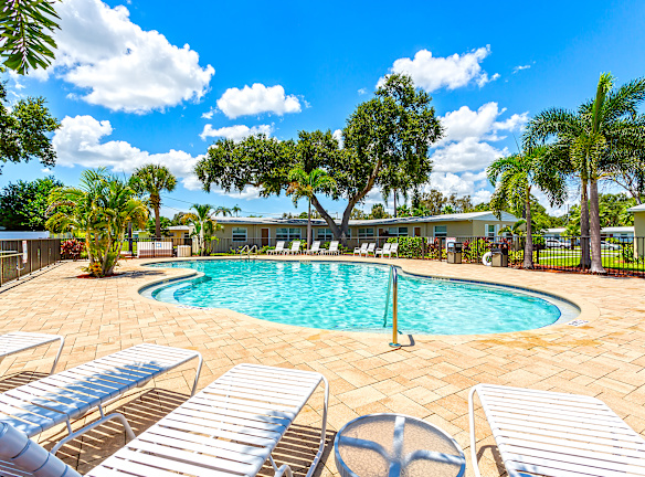 Woodlawn Park Apartments - Saint Petersburg, FL