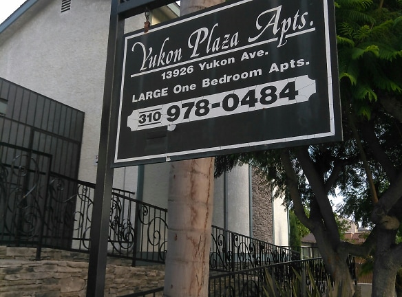Yukon Plaza Apartments - Hawthorne, CA