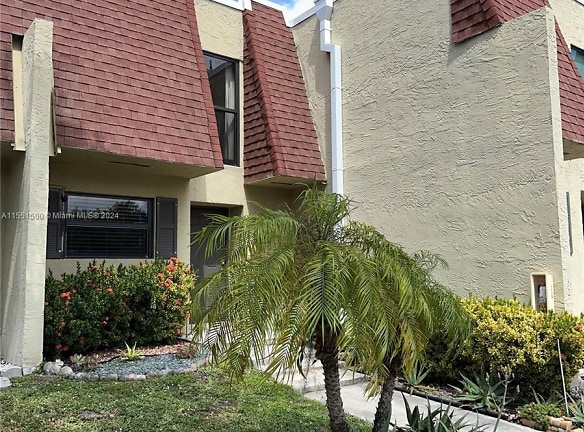 8975 Palm Tree Ln #8975 - Pembroke Pines, FL