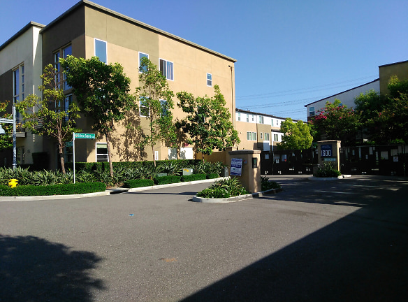 Artesia Square Townhomes Apartments - Gardena, CA