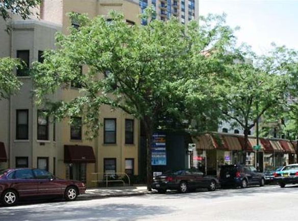 Gramercy Row Apartments - Chicago, IL