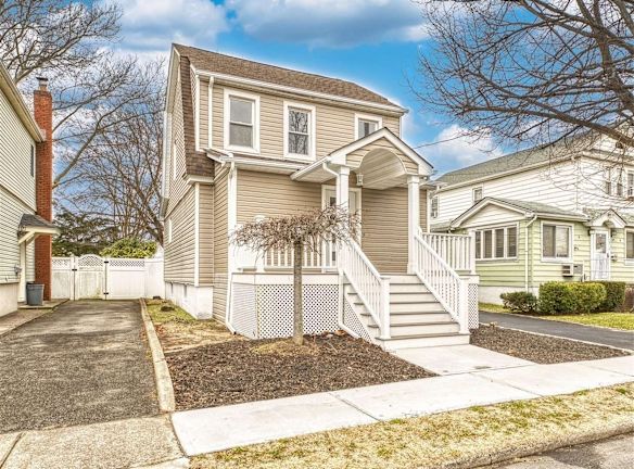 391 Hewlett Pkwy - Hewlett, NY