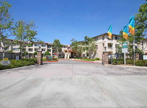 Royal Oaks Apartments - San Marcos, CA