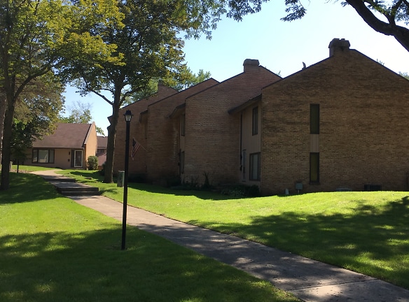 Pickwick Town Homes Apartments - Barrington, IL